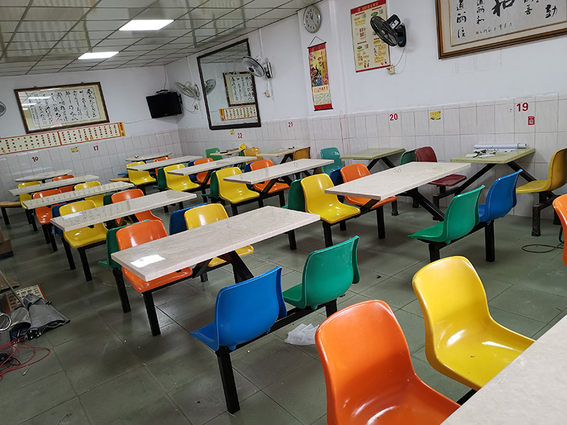 四人靠背椅餐桌